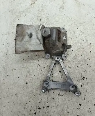 Engine mounting bracket