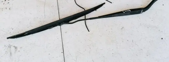 Chevrolet Captiva Front wiper blade arm
