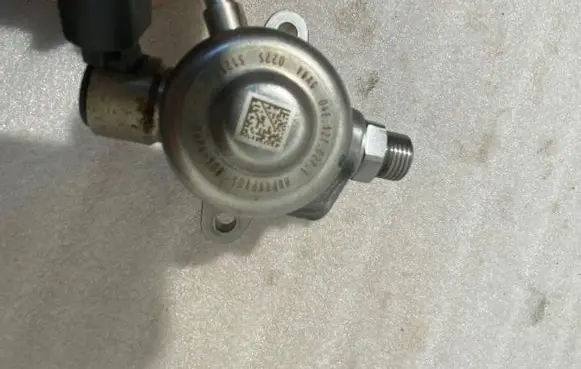 Volkswagen Jetta VII Fuel injection high pressure pump 04E127027L 022531217