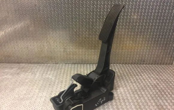 Mercedes-Benz A W169 Accelerator throttle pedal 1693000204 A1693000204