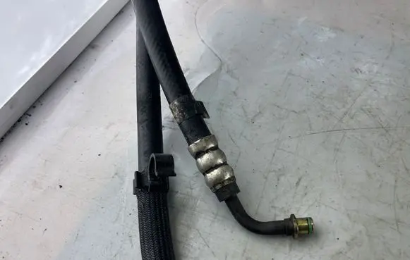 Jaguar XJ X351 Gearbox oil cooler pipe/hose AW933L601AB