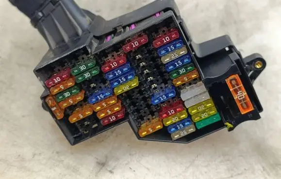 Volkswagen Touareg I Fuse module 7L0941828 7L0941824