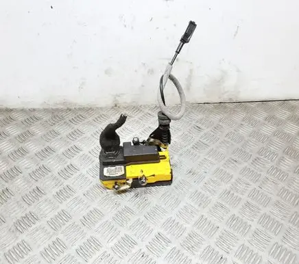 Volvo V70 Front door lock 30699749