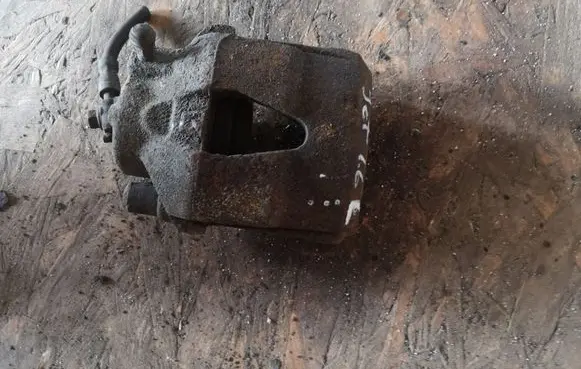 Volkswagen Jetta V Front brake caliper