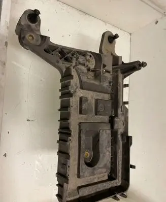 Volkswagen PASSAT B6 Battery tray 1K0915333