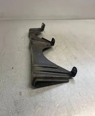 Nissan X-Trail T30 Front splash guards bracket 63122-8H400
