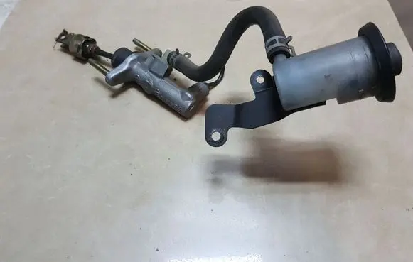 Toyota Avensis T220 Clutch slave cylinder 