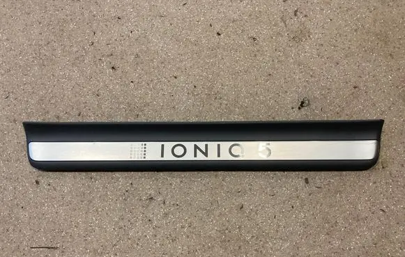 Front sill trim cover