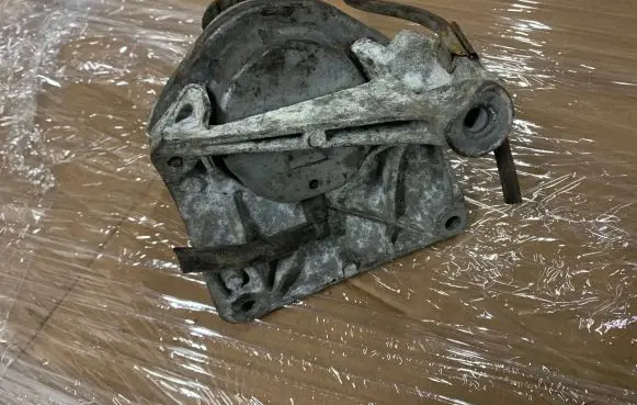 BMW 5 E60 E61 Engine mount bracket 676987401 15934612