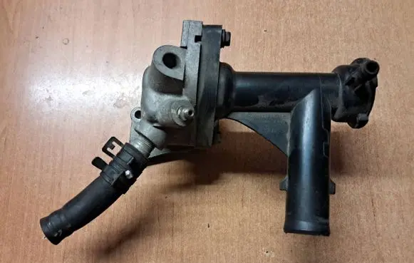 Chevrolet PT Cruiser Thermostat housing 04884011AA