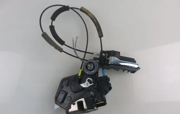 Toyota Avensis T250 Rear door lock 