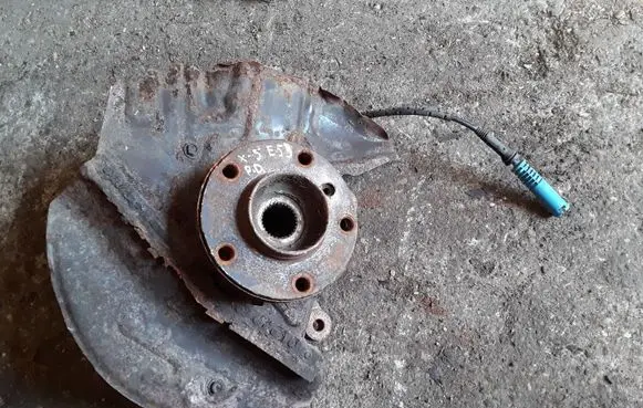 BMW X5 E53 Front wheel hub 6761576C