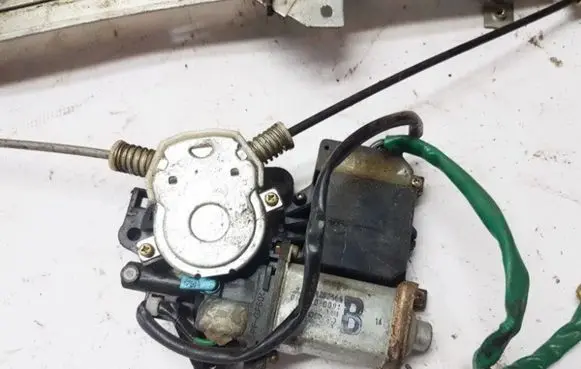 Mitsubishi Galant Front door window regulator motor MR260666 062020-0091