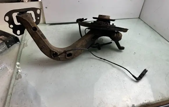 BMW 3 E46 Rear wheel hub spindle/knuckle 543