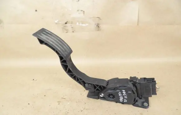 Accelerator throttle pedal