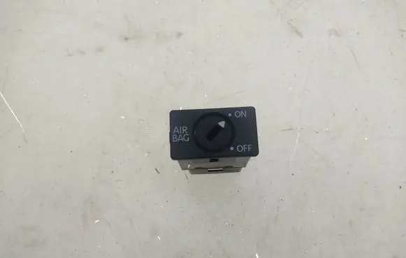 Passenger airbag on/off switch