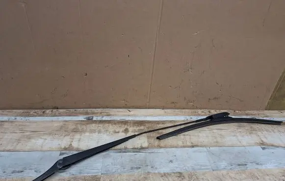 Volvo V50 Front wiper blade arm 31253997