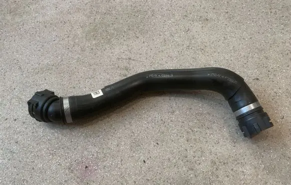 BMW 5 G30 G31 Engine coolant pipe/hose 8572911