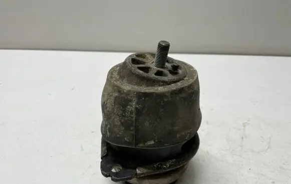 Volkswagen Touareg I Engine mount bracket 7L8199131A
