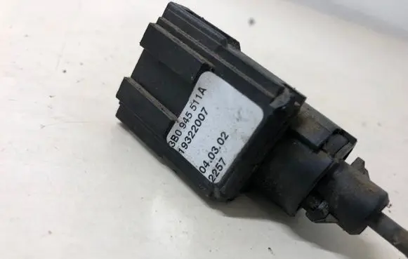 Audi A4 S4 B6 8E 8H Brake pedal sensor switch 3B0945511A