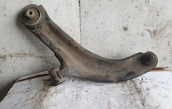 Nissan Note (E11) Front lower control arm/wishbone