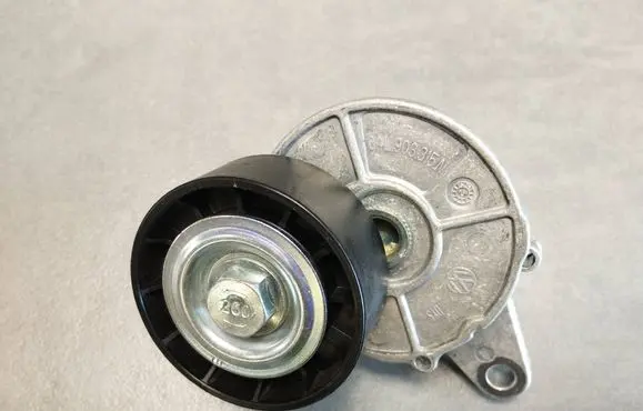 Volkswagen Tiguan Generator/alternator belt tensioner 04L903315N