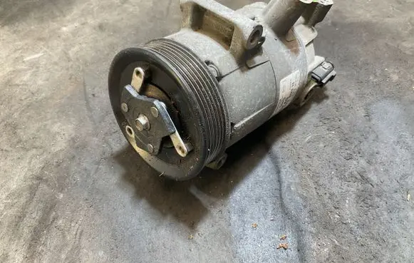 Volkswagen PASSAT B7 Air conditioning (A/C) compressor (pump) 5K0820803H 01141717 07146150651D