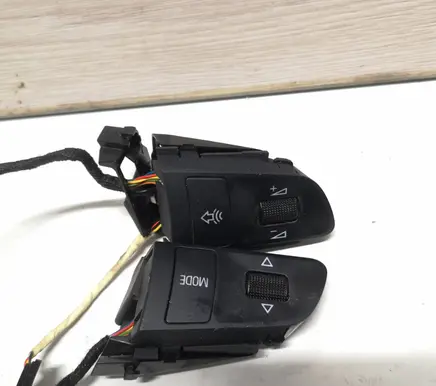 Audi Q7 4L Steering wheel buttons/switches 4F0951527D 61676411