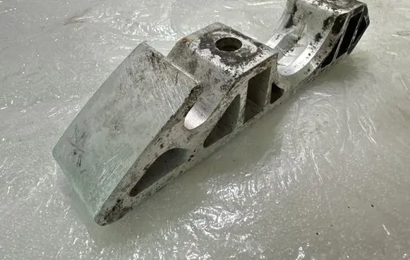 Volkswagen Touareg I Sway bar bush bracket, front 7L0411063B