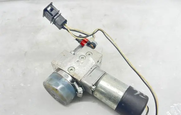 Volkswagen Phaeton Convertible roof hydraulic pump HB70074015K