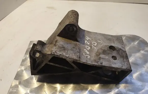 Volvo S80 Engine mounting bracket 8684381