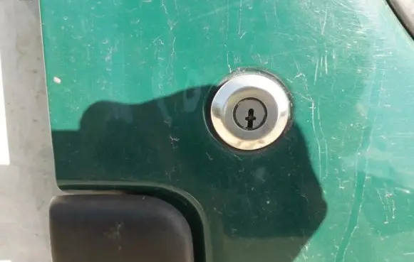 Peugeot Partner Front door lock (next to the handle) 