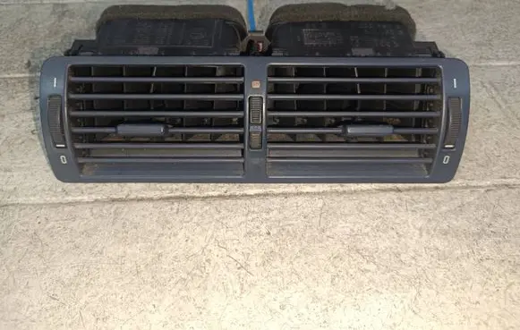 BMW 5 E39 Dash center air vent grill 8391179