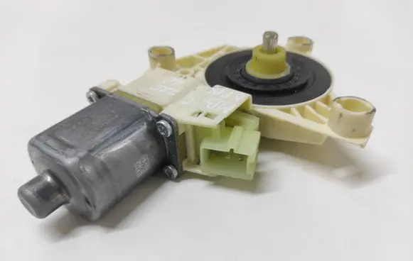 Mercedes-Benz C W204 Front door window regulator motor A2048200242
