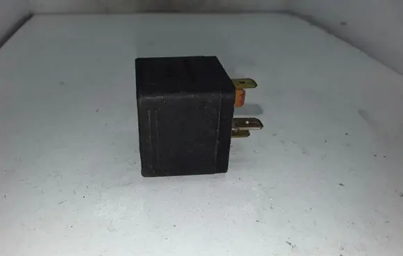 Volkswagen PASSAT B5 Other relay 431951253H 0332014156