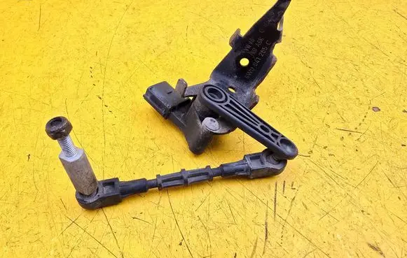 Headlight/headlamp level sensor