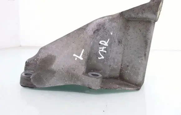 Volkswagen PASSAT B5.5 Engine mounting bracket 8D0199307P