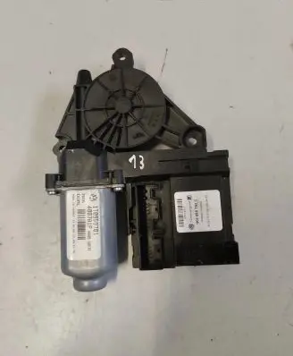Volkswagen PASSAT B7 Front door window regulator motor 1K0959703P 984064332 974225113
