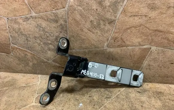 Tailgate/trunk/boot hinge