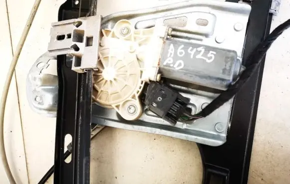 Mercedes-Benz C W203 Front door window regulator motor a2118201742