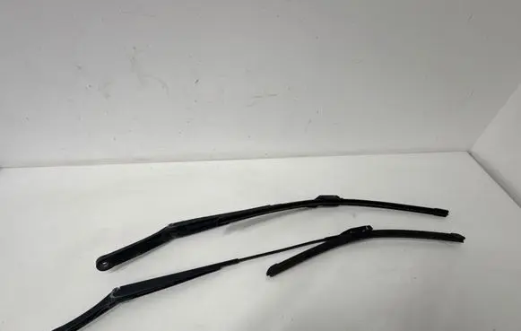 Volkswagen PASSAT B6 Front wiper blade arm