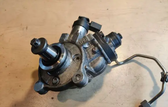 Mercedes-Benz E W213 Fuel injection high pressure pump A6540700001 0445010736 020746