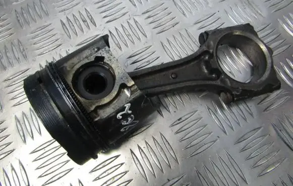 Opel Astra H Piston with connecting rod