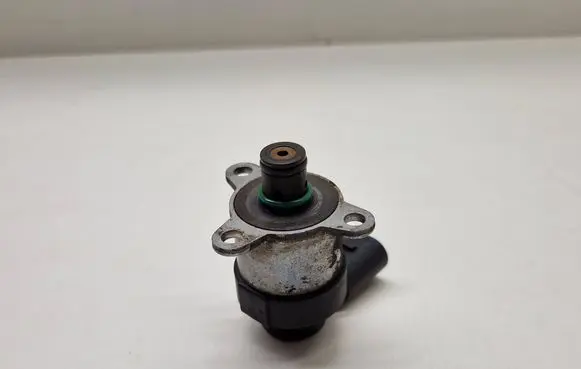 BMW 7 E65 E66 Fuel pressure regulator 7787186