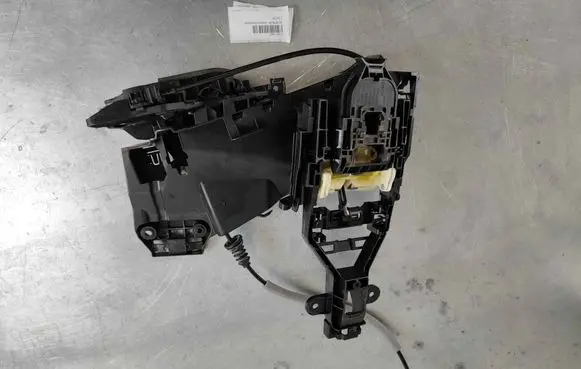 Volvo XC60 Front door lock 32353630