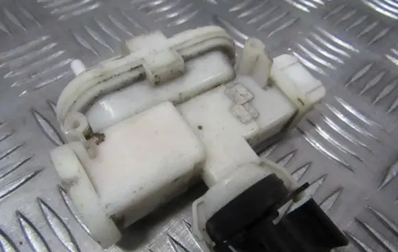 Volkswagen PASSAT B3 Central locking vacuum pump 357862153