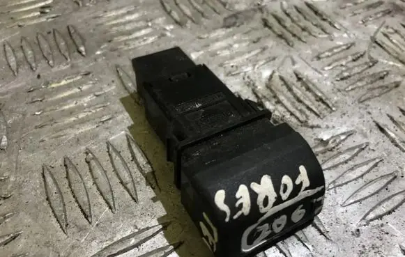 Nissan Almera Windscreen/window heater switch