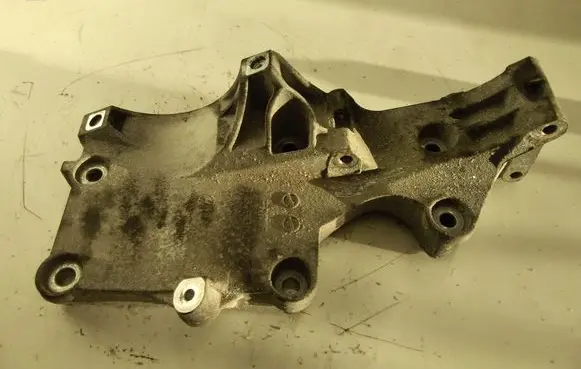 Volkswagen Touran I Generator/alternator bracket R03G903143A