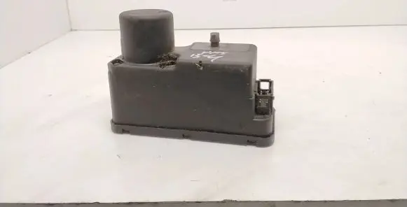 Volkswagen PASSAT B4 Central locking vacuum pump 1H0962257E