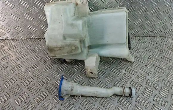 Volvo V40 Windshield washer fluid reservoir/tank 31391615